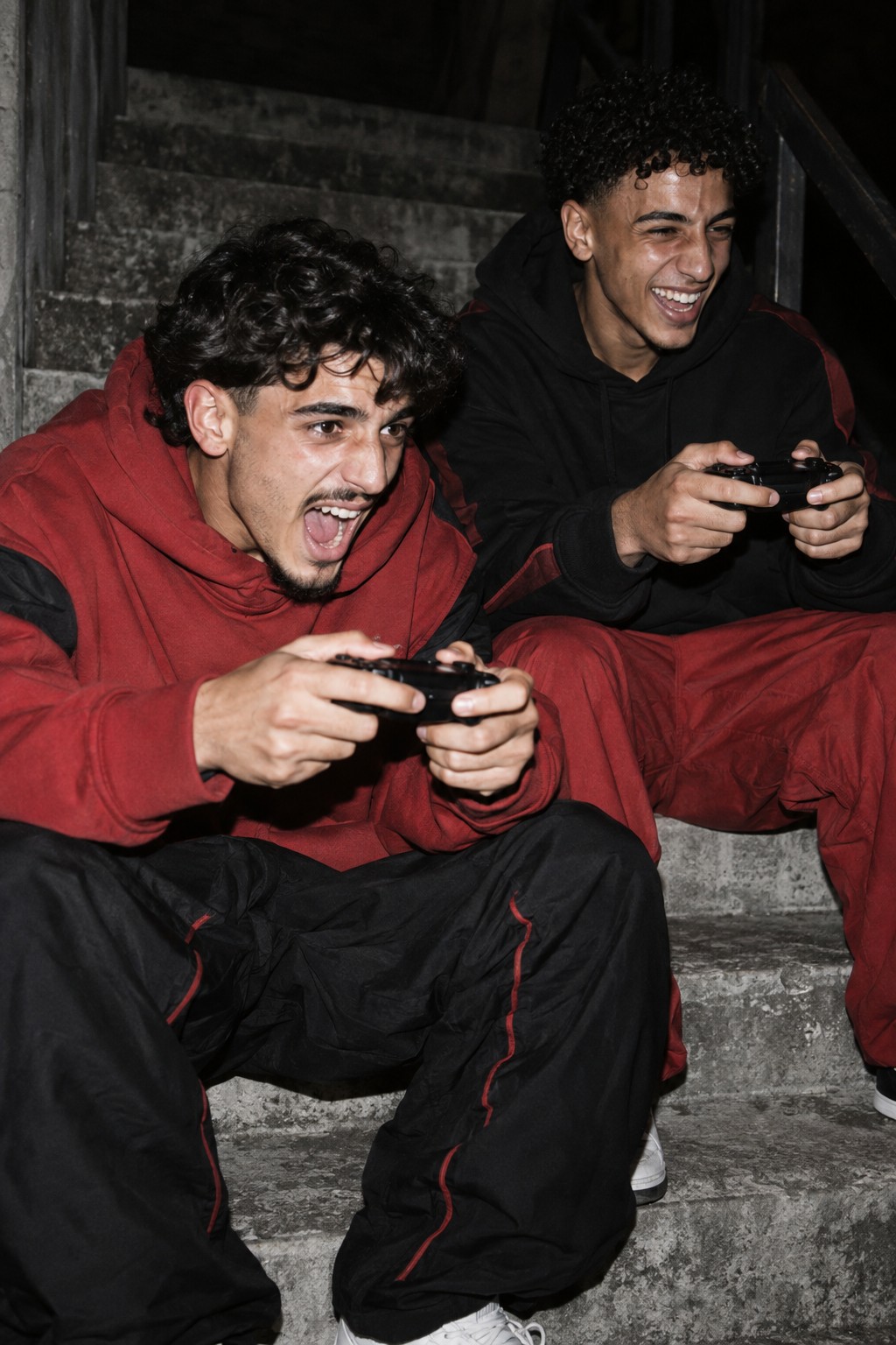 Immagine di campagna: due amici giocano insieme con i controller